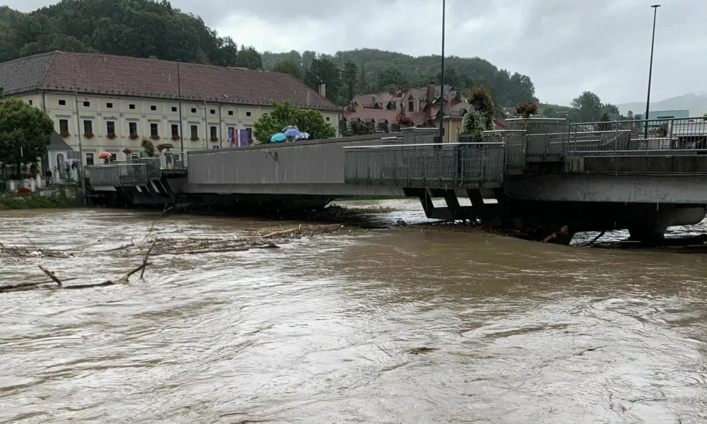 Most čez Savinjo v Laškem ob poplavah 4. avgusta 2023