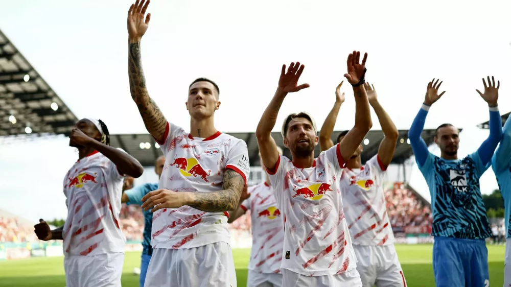 Soccer Football - DFB Cup - First Round - Rot-Weiss Essen v RB Leipzig - Stadion Essen, Essen, Germany - August 17, 2024 RB Leipzig's Kevin Kampl and Benjamin Sesko celebrate after the match REUTERS/Leon Kuegeler DFB REGULATIONS PROHIBIT ANY USE OF PHOTOGRAPHS AS IMAGE SEQUENCES AND/OR QUASI-VIDEO.