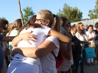 28 September 2023, Spain, Jerez de la Frontera: A woman hugs a student after a knife attack. Several people have been injured in a knife attack at a school in Jerez de la Frontera. Photo: Nacho Frade/EUROPA PRESS/dpa