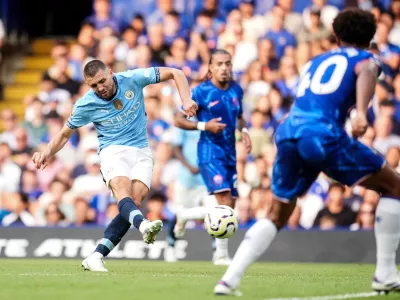 18 August 2024, United Kingdom, London: Manchester City's Mateo Kovacic (L) scores his side's second goal during the English Premier League soccer match between Chelsea and Manchester City at Stamford Bridge. Photo: Adam Davy/PA Wire/dpa