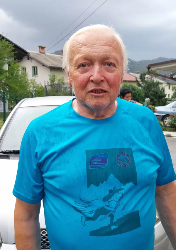 Zdravko Bodlaj, načelnik markacistov PD Kamnik: »Nekatere označbe na drevesih je težko odstraniti, saj uničimo lubje in tako posegamo v življenje drevesa. Kar je na skalah, stolčemo.«