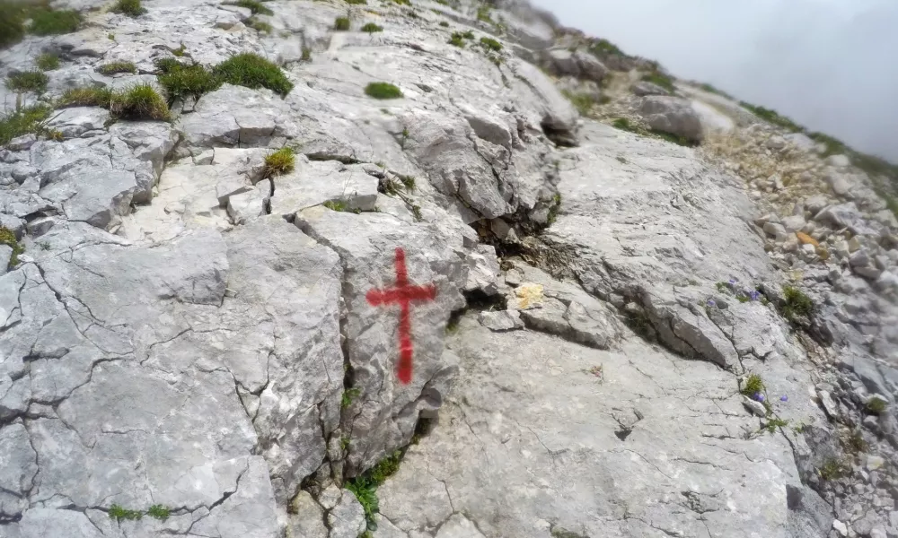 S sprejem narejena »kraca« na neoznačeni pohodni poti Foto: Matej Hribar