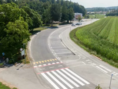 Pred telovadnico Srednje šole Josipa Jurčiča v Ivančni Gorici so na novo zarisali talne oznake. Foto: Občina Ivančna Gorica