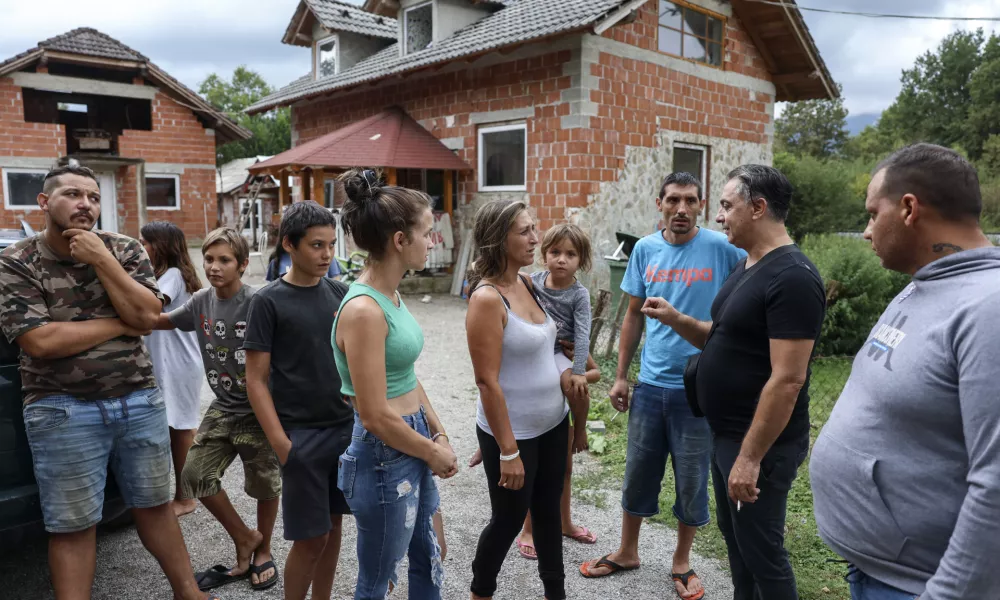 romski aktivist Haris Tahirović- 19.08.2024 - Romsko naselje Otavice - problematika pitne vode //FOTO: Jaka Gasar