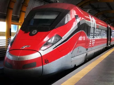 Nacionalna železniška družba Trenitalia je po preizkusu leta 2023 razširila povezavo z uporabo svojih odličnih hitrih vlakov Frecciarossa (rdeča puščica). 