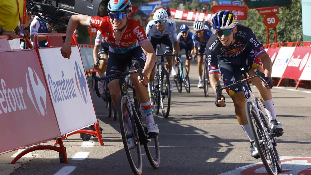 Primož Roglič (desno) je takole na ciljni črti prehitel kar dvanajst let mlajšega belgijskega tekmeca Lennerta van Eetvelta. Foto:  Unipublic/Sprint Cycling Agency