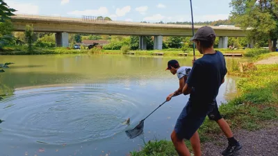 Ribiče v Žejah v zimskem času pogosto nadomestijo ljubitelji drsanja. Tamkajšnji ribniki namreč zamrznejo in ponujajo aktivne užitke na zaledeneli ploskvi, pod katero hibernirajo krapi. Foto: Tina Jereb