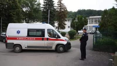 14.06.2023., Lukavac, Bosna i Hercegovina - Policijski ocevid u osnovnoj skoli "Lukavac Grad" gdje je u jutarnjim satima doslo do uporabe vatrenog oruzja pri cemu je jedna osoba ranjena i nalazi se u zivotnoj opasnosti. Photo: Stringer/PIXSELL