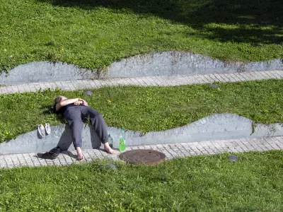 ﻿- ljubljanski utrinek- 8.10.2019 - simbolična fotografija – mladi, brezdelje, študent, počitek //FOTO: Matjaž Rušt