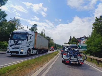 Neznosnim prometnim zamaškom na Bledu, ki trajajo že več desetletij, še ni videti konca. Foto: Tina Jereb