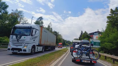 Neznosnim prometnim zamaškom na Bledu, ki trajajo že več desetletij, še ni videti konca. Foto: Tina Jereb