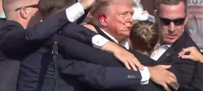 BUTLER, PENNSYLVANIA, UNITED STATES - JULY 13: (----EDITORIAL USE ONLY - MANDATORY CREDIT - 'TRUMP CAMPAIGN OFFICE / HANDOUT' - NO MARKETING NO ADVERTISING CAMPAIGNS - DISTRIBUTED AS A SERVICE TO CLIENTS----) A screen grab captured from a video shows Republican presidential candidate former President Donald Trump appears to be injured after gunshots were reported as he is rushed offstage during a rally on July 13, 2024 in Butler, Pennsylvania. Trump was seen bloodied on his right ear as he was being evacuated from the stage, according to social media footage. (Photo by Trump Campaign Office / Handout/Anadolu via Getty Images) / Foto: Anadolu