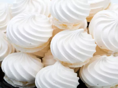 French vanilla meringue cookies on white background / Foto: Wjarek