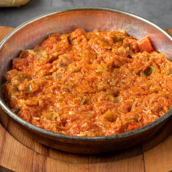 Traditional turkish breakfast food menemen made by eggs and tomatoes / Foto: Yalcinsonat1