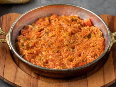 Traditional turkish breakfast food menemen made by eggs and tomatoes / Foto: Yalcinsonat1