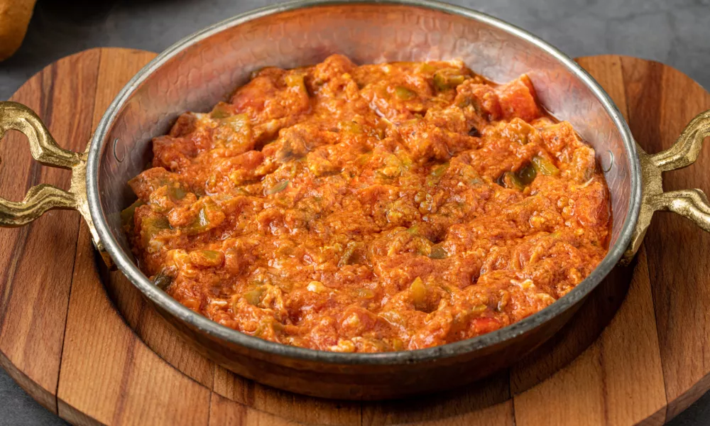 Traditional turkish breakfast food menemen made by eggs and tomatoes / Foto: Yalcinsonat1