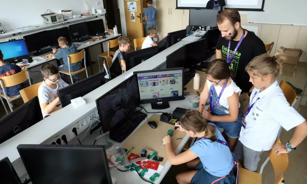 Spajkanje spada med osnove elektronike. Foto: Tomaž Skale