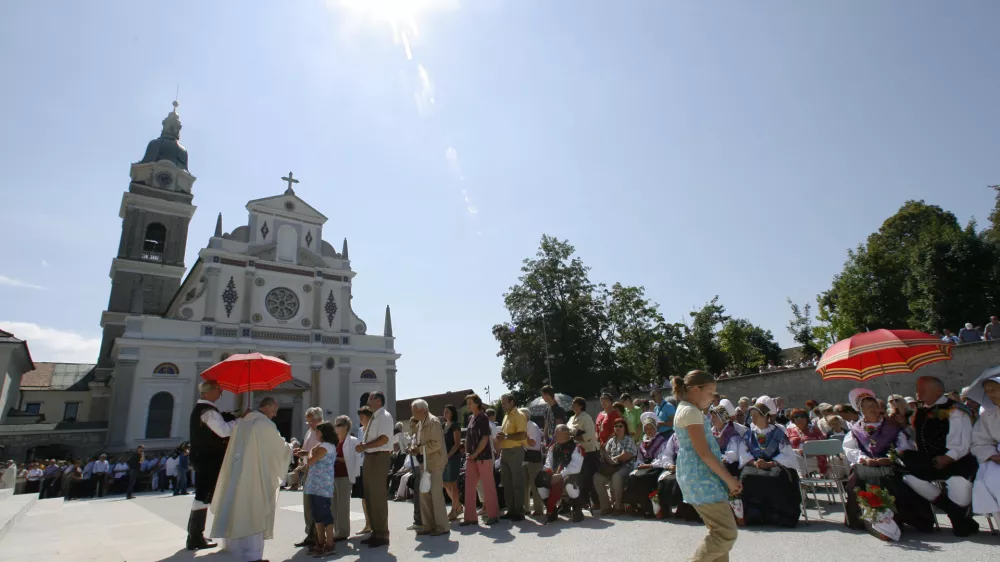  - vera -verniki - obhajilo - cerkev - religija - hostje -; Slovensko narodno svetišče Marija Pomagaj, Brezje//FOTO: Tomaž Skale