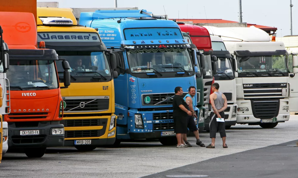 ﻿- 20.05.2015 - Migrantski delavci v Sloveniji - Lendava - mejni prehod Dolga vas ob madžarski meji - počivališče za kamionarje - kamioni, kamionarji, tovornjakarji, transport,logistika, špedicija, mednarodni prevozi - //FOTO: Tomaž SkaleOPOMBA: ZA OBJAVO V PRILOGI – DNEVNIKOV OBJEKTIV - REPORTAŽA 2015