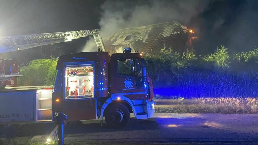 Požar je gasilo 64 gasilcev, eden se je pri tem poškodoval, zato so ga reševalci po oskrbi odpeljali v Splošno bolnišnico Slovenj Gradec. Ogenj je uničil ostrešje in zgornji bivalni del hiše. 