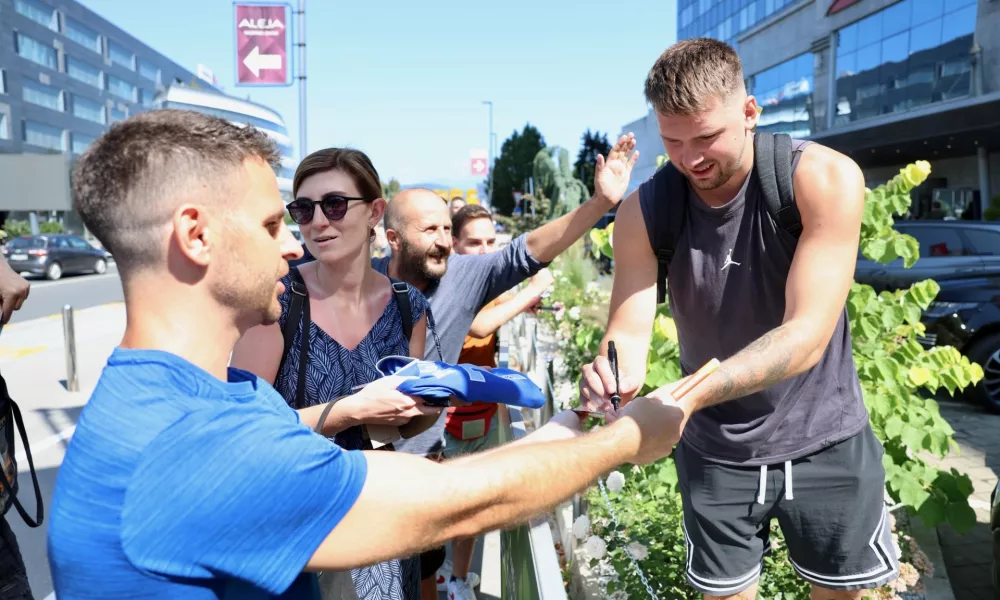 Luka Dončić je delil avtograme. Foto: Jaka Gasar