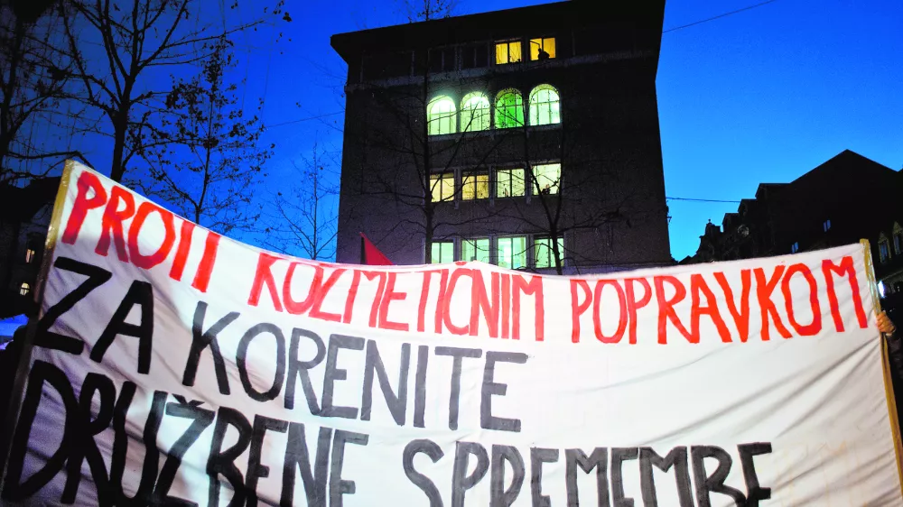 ﻿- ilustrativna fotografijadružbene spremembe, varcevalni ukrepi, neoliberalizem, družba, napredek- Ljubljana 2012 - protest proti politicni in županski eliti v Sloveniji 2012 - GOTOVI SO! - shod na Kongresnem trgu//FOTO: Tomaž Zajelšnik