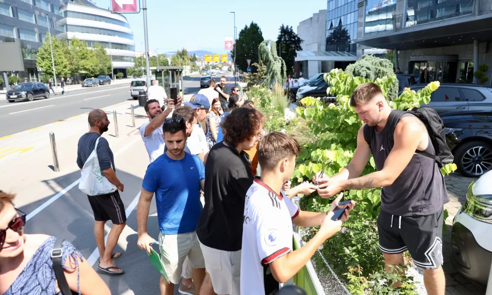 Oboževalci so se zbrali pred hotelom, kjer jih je pozdravil tudi Luka Dončić. Foto: Jaka Gasar 