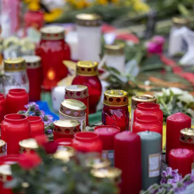 Flowers and candles are placed Sunday, Aug. 25, 2024, near the scene of Friday's deadly attack at the city's 650th anniversary celebrations in the city center of Solingen, Germany. (Thomas Banneyer/dpa via AP)