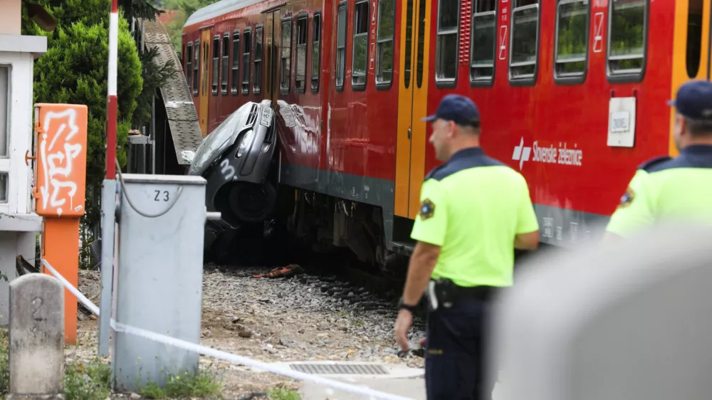 Na tirih vsako leto umre od 18 do 22 ljudi, in sicer zaradi nepravilnega prečkanja proge in gibanja ob njej ali samomora. Foto: Bojan Velikonja