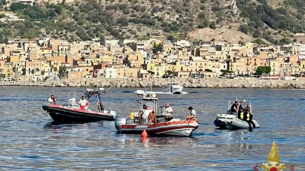 Gasilci, potapljači in jamski potapljači pred mestom Porticello, kjer je v nevihti potonila jadrnica Bayesian, sedem ljudi je umrlo. / Foto: Italijanski Gasilci/vigili Del Fuoco 