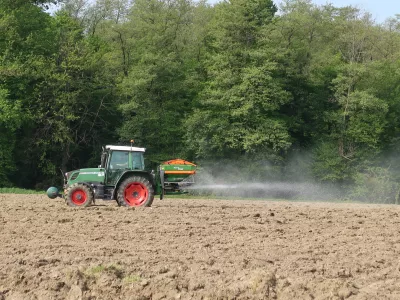 kmetijsko zemljišče, njiva, traktor, oranje. Foto: Tatjana Pihlar 