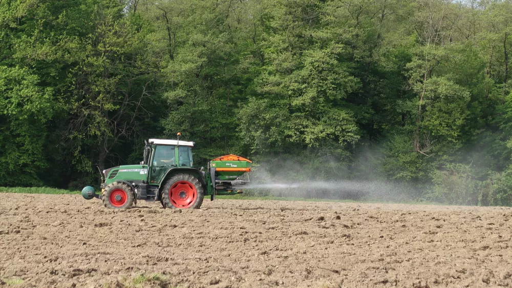 kmetijsko zemljišče, njiva, traktor, oranje. Foto: Tatjana Pihlar 