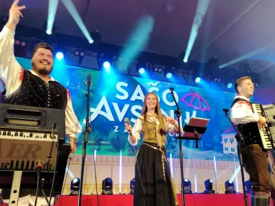 Pevca Luka Sešek in Lucija Selak in Sašo Avsenik so blesteli s tradicionalnim ansamblom Saša Avsenika. / Foto: Mojca Marot