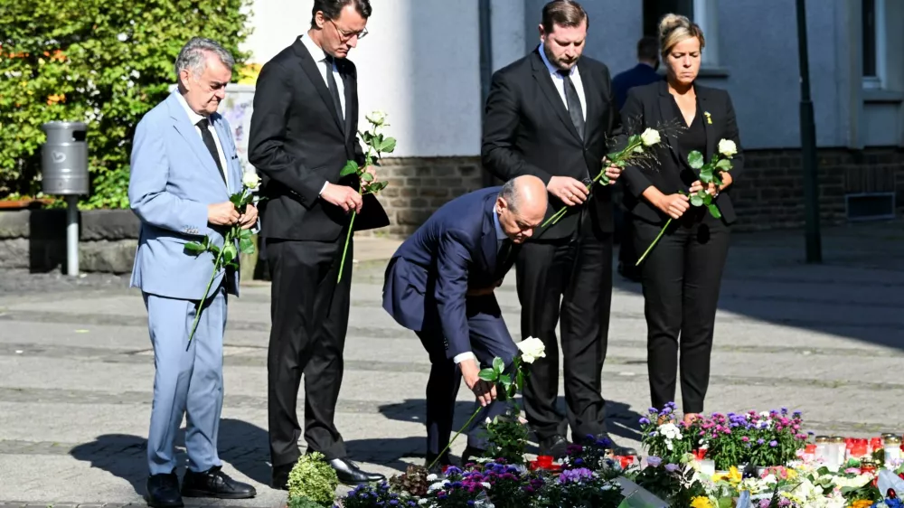 North Rhine-Westphalia state premier Hendrik Wuest, Solingen mayor Tim Kurzbach and German Chancellor Olaf Scholz pay their respects at the site where three people were killed and several injured in a stabbing attack at a festival, in Solingen, Germany, August 26, 2024.   REUTERS/Jana Rodenbusch