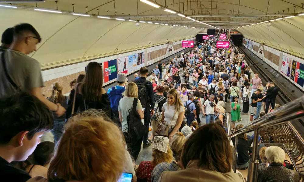 People take cover inside a metro station during a Russian missile and drone strike, amid Russia's attack on Ukraine, in Kyiv, Ukraine August 26, 2024. REUTERS/Yurii Kovalenko