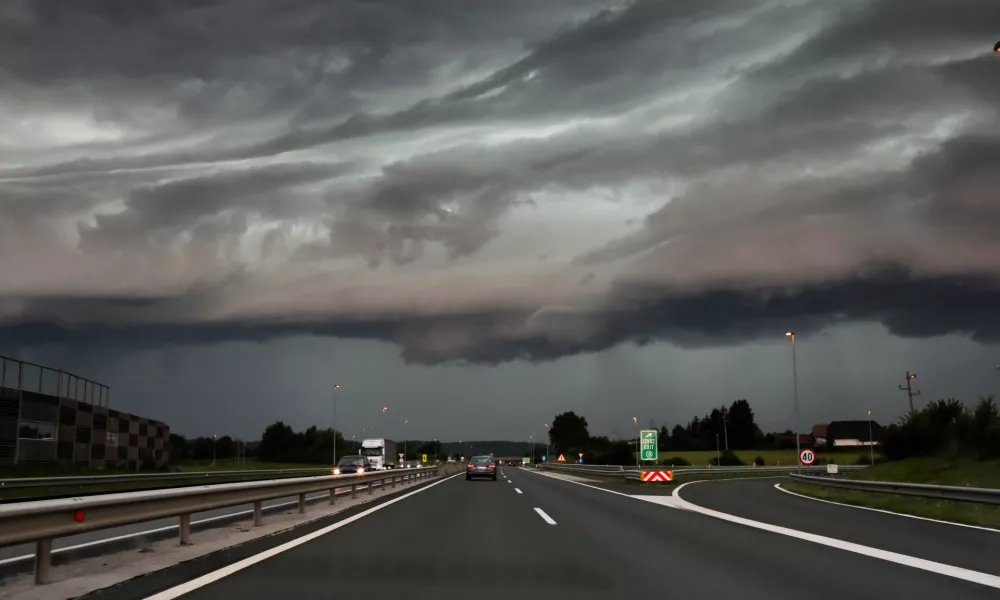 - Nevihta, nevihtni oblak. Štajerska avtocesta Maribor Ljubljana, oblaki - PREGLED LETA 2023- 19.07.2023 – vreme - oranžno opozorilo za celotno Slovenijo – nevihtni pas - nevihte //FOTO: Bojan Velikonja