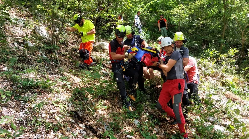 Gorski reševalci so morali na intervenciji sredi avgusta na pomoč priskočiti hudo poškodovanemu kolegu, na katerega je zgrmela skala. 