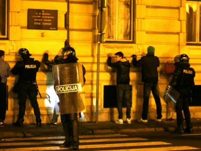 policija - mladoletniki - huligani - aretacija - spominska plošča ilegalna tiskarna NOB Tone Tomšič - Ljubljana 2012 - protest proti politični in županski eliti v Sloveniji 2012 - GOTOVI SO! - //FOTO: Luka Cjuha