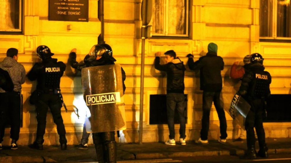 policija - mladoletniki - huligani - aretacija - spominska plošča ilegalna tiskarna NOB Tone Tomšič - Ljubljana 2012 - protest proti politični in županski eliti v Sloveniji 2012 - GOTOVI SO! - //FOTO: Luka Cjuha