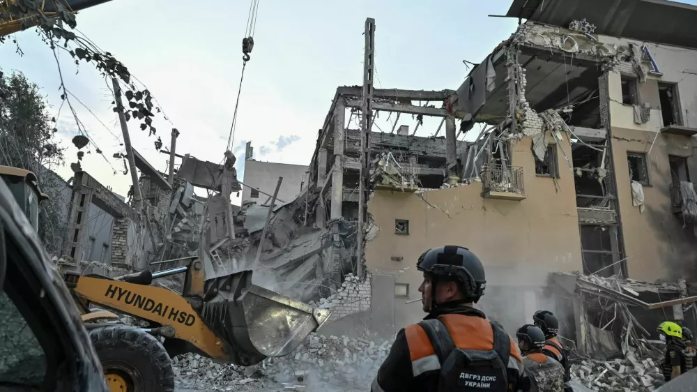 Rescuers work at a site of a Russian missile strike, amid Russia's attack on Ukraine, in Kryvyi Rih, Ukraine August 27, 2024. REUTERS/Stringer   TPX IMAGES OF THE DAY