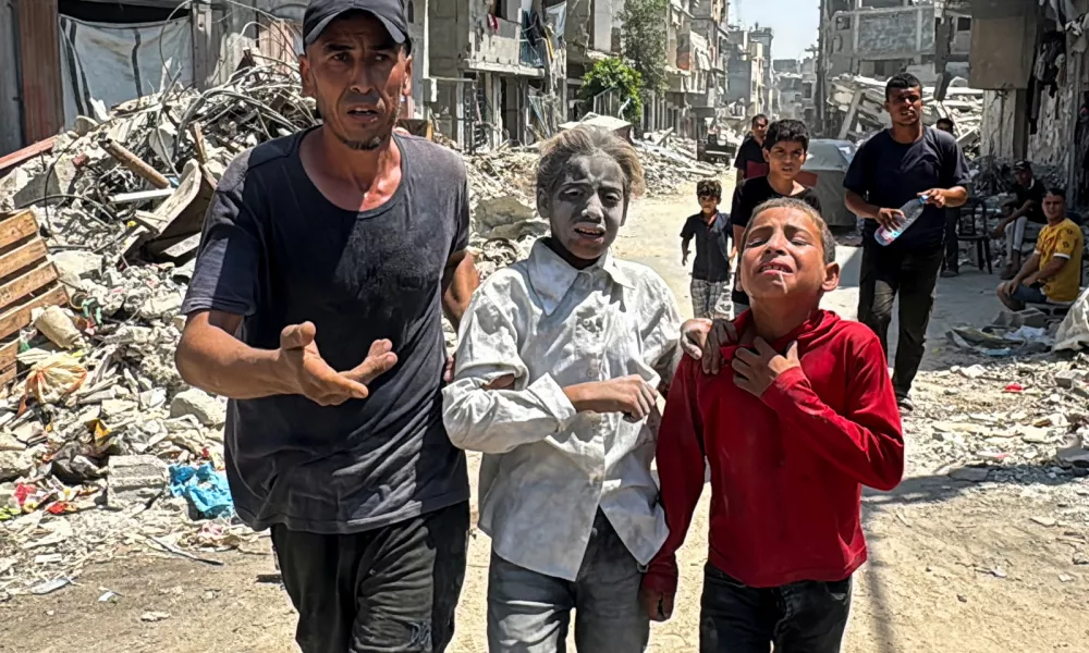 Palestinians react at the site of an Israeli strike that destroyed several houses, amid Israel-Hamas conflict, in Khan Younis in the southern Gaza Strip August 27, 2024. REUTERS/Mohammed Salem