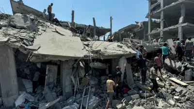 Palestinians gather at the site of an Israeli strike that destroyed several houses, amid Israel-Hamas conflict, in Khan Younis in the southern Gaza Strip August 27, 2024. REUTERS/Mohammed Salem