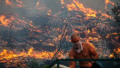 27.08.2024., Zrnovnica - U poslijepodnevnim satima vjetar je ponovno razbuktao pozar koji je usao u Zrnovnicu. Photo: Zvonimir Barisin/PIXSELL