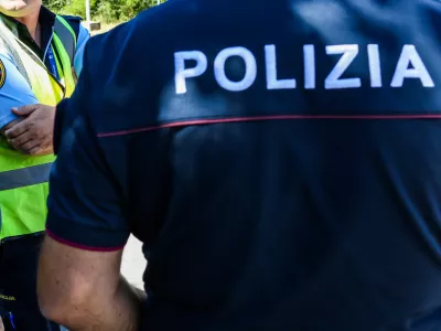 ﻿- slovensko-italijanska policijska patrulja – policija - 01.07.2019 – Sežana - nekdanji mejni prehod Lipica - Slovensko-italijansko mejo začeli nadzorovati mešane slovensko-italijanske policijske patrulje s ciljem zaustaviti nezakonite prehode meja //FOTO: Bojan Velikonja