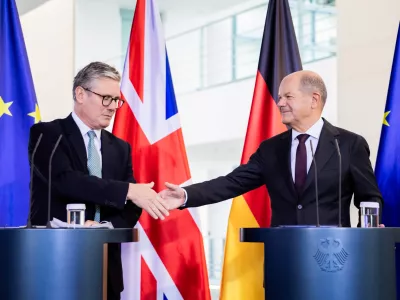 28 August 2024, Berlin: German Chancellor Olaf Scholz (R) shakes hands with British Prime Minister Keir Starmer during a joint press conference at the Chancellery, following their meeting during his visit to Germany. Photo: Christoph Soeder/dpa