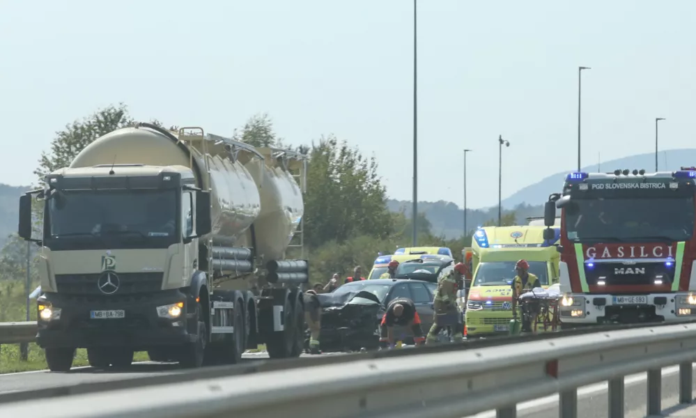 Zaradi prometne nesreče ostaja zaprt vozni pas ter uvoz Slovenska Bistrica jug. Foto: Luka Cjuha 