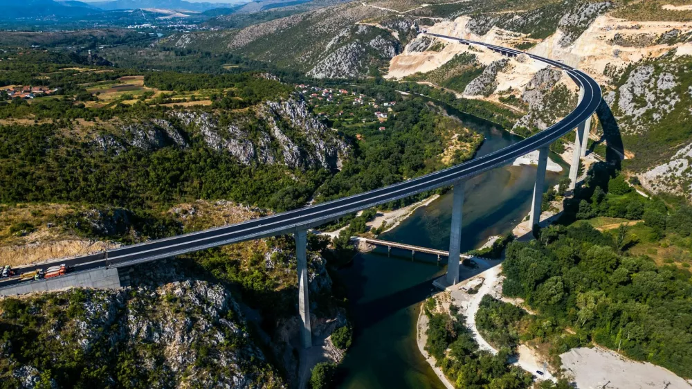 08.08.2024., Capljina, Bosna i Hercegovina - Radovi na dionici Pocitelj-Zvirovici koja ukljucuje impozantni most visine preko 100 metara. Danas je uradjeno opterecenje mosta s 12 kamiona i ukupnom tezinom od 500 tona. U most Hercegovina ukupno je ugradjeno 38 000 m3 betona, 9 000 tona armature i 1500 tona kablova za prednaprezanje. Na to je dodano i 20 000m2 asfalta i hidroizolacije. Ovaj most je jedan od najvisih mostova u regiji cime se svrstava medju najkompleksnije objekte unutar autoceste na koridoru 5C. Photo: Denis Kapetanovic/PIXSELL