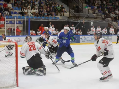 Slovenska hokejska reprezentanca (v modrih dresih) je na olimpijski kvalifikacijski turnir v Rigo prišla s popotnico porazov na dveh pripravljalnih tekmah z Avstrijo, po katerih je bil selektor Edo Tergalv zelo nezadovoljen z igro v napadu. Foto: Luka Cjuha