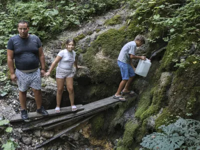 Romi iz Goriče vasi hodijo po vodo k pet kilometrov oddaljenemu izviru. Foto: Jaka Gasar