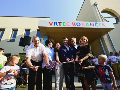 Mag. Dejan Židan, dr. Vlasta Krmelj, Eva Hren, dr. Rok Cajzek, Marko Lukić in Manja Kokalj na slavnostni otvoritvi vrtca Foto: Marko Pigac